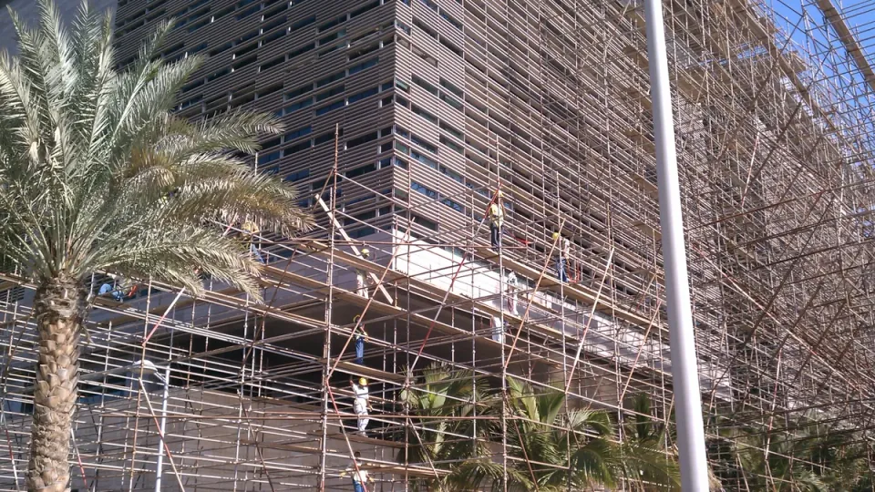 Inspeksi kelaikan scaffolding dan keselamatan ketinggian di Badung